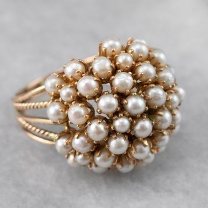 Anillo con perla incrustada