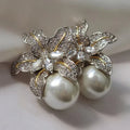 Pendientes elegantes de perla en forma de flor