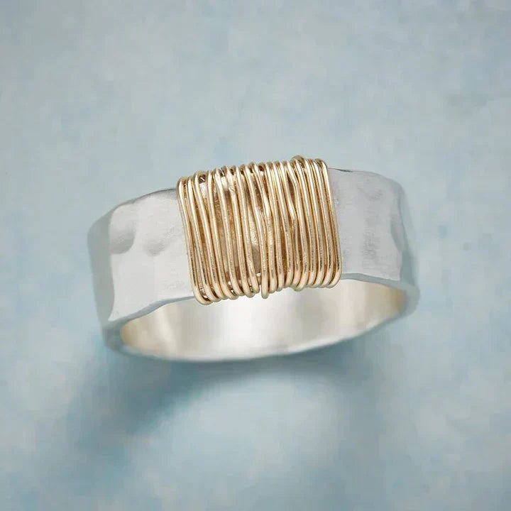 Anillo plateado vintage con hilos dorados