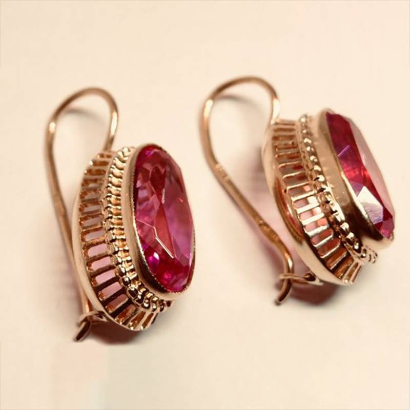 Pendientes vintage de cristal rojo en tono oro rosa