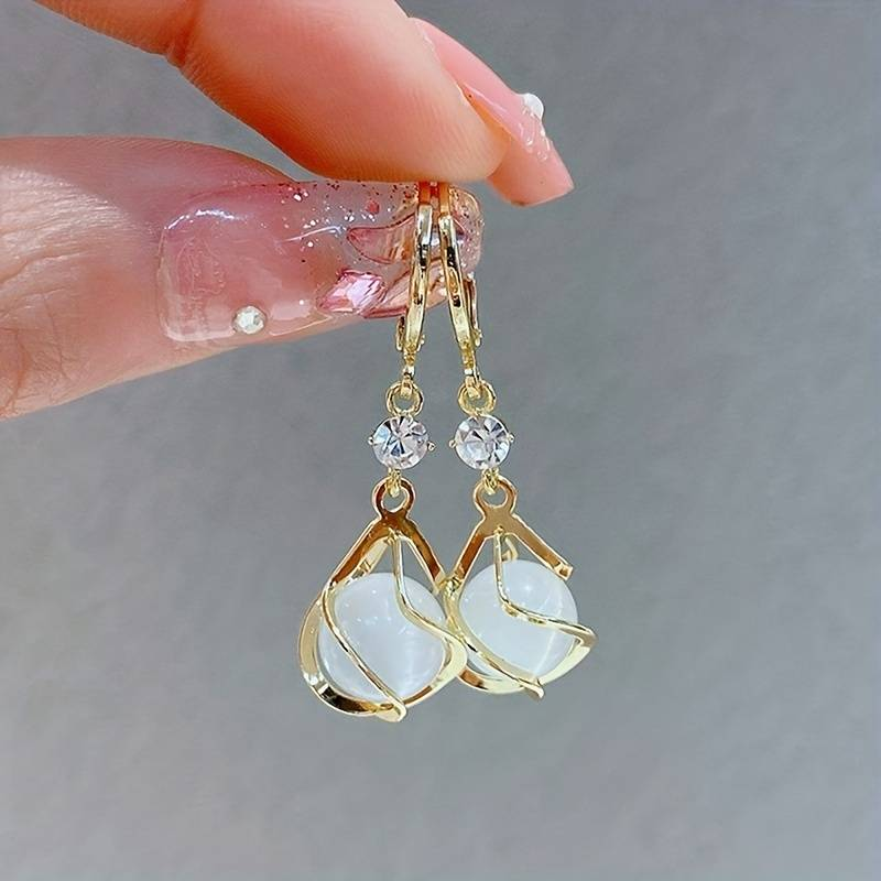 Pendientes vintage colgantes dorados con ópalo blanco