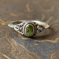 Anillo vintage plateado con piedra verde oliva