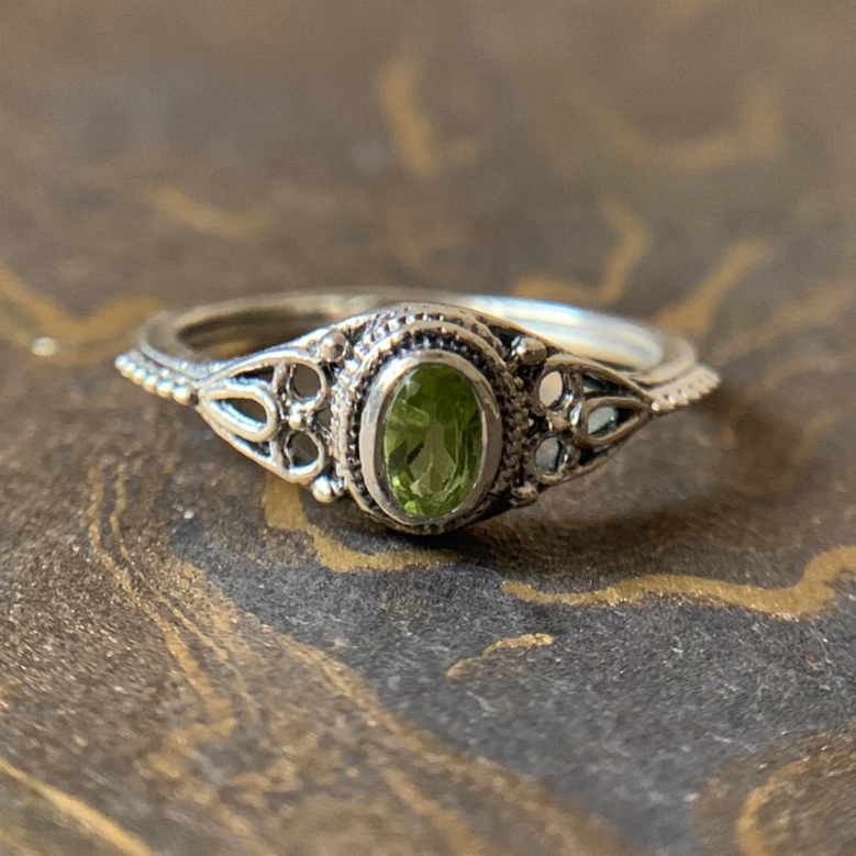 Anillo vintage plateado con piedra verde oliva