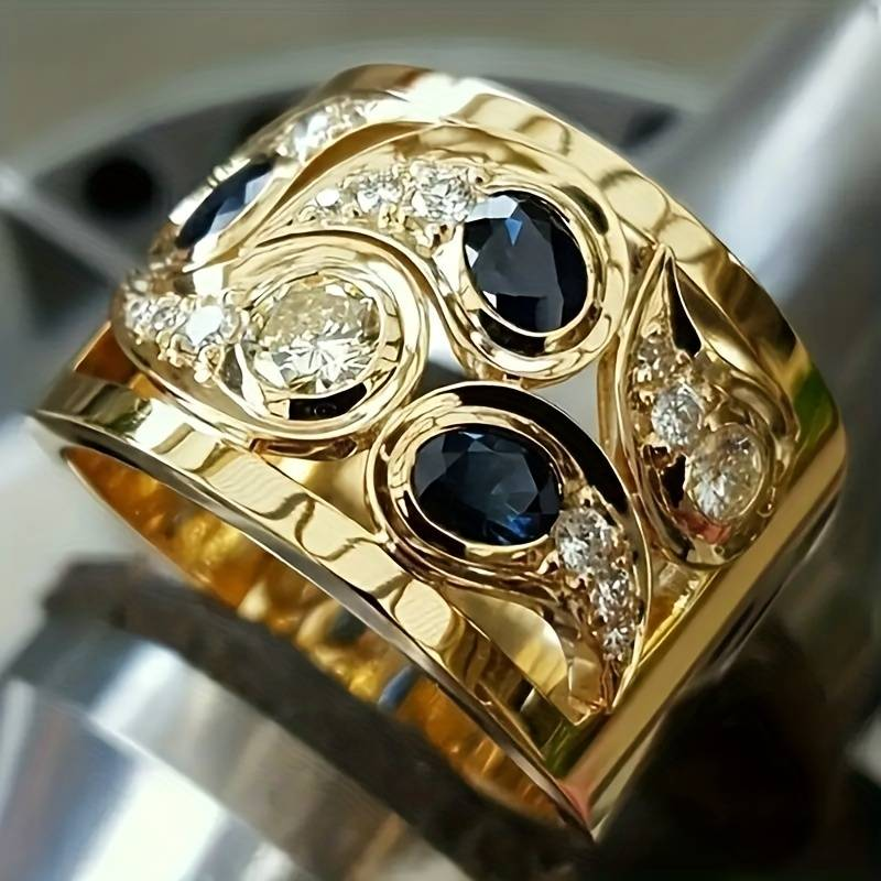 Anillo vintage dorado con inserto de circonitas