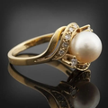 Anillo elegante dorado con perla y piedra brillante