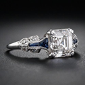 Anillo vintage brillante en azul y plateado