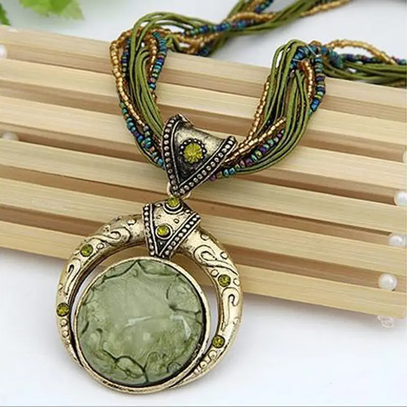 Collar verde y dorado