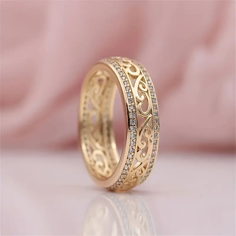 Anillo hueco dorado