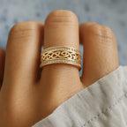 Anillo hueco dorado