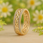 Anillo hueco dorado