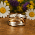 Anillo de hilos plateados y dorados