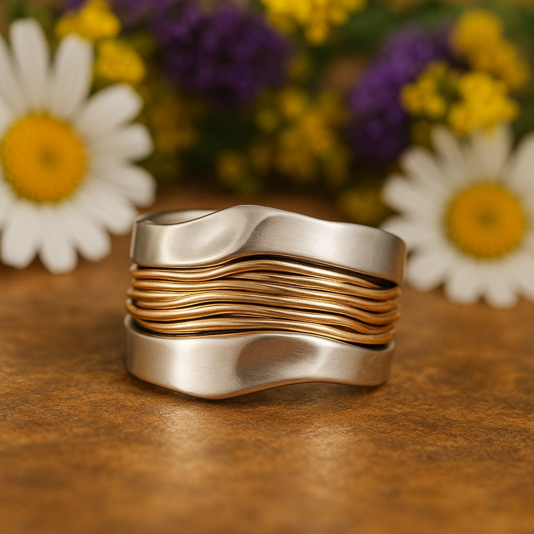 Anillo de hilos plateados y dorados