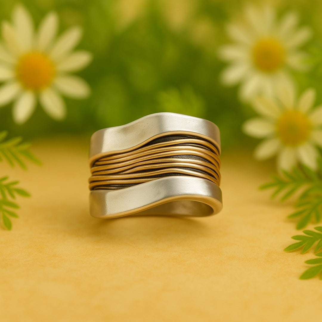 Anillo de hilos plateados y dorados