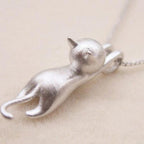 Collar de gatito juguetón en tono plateado